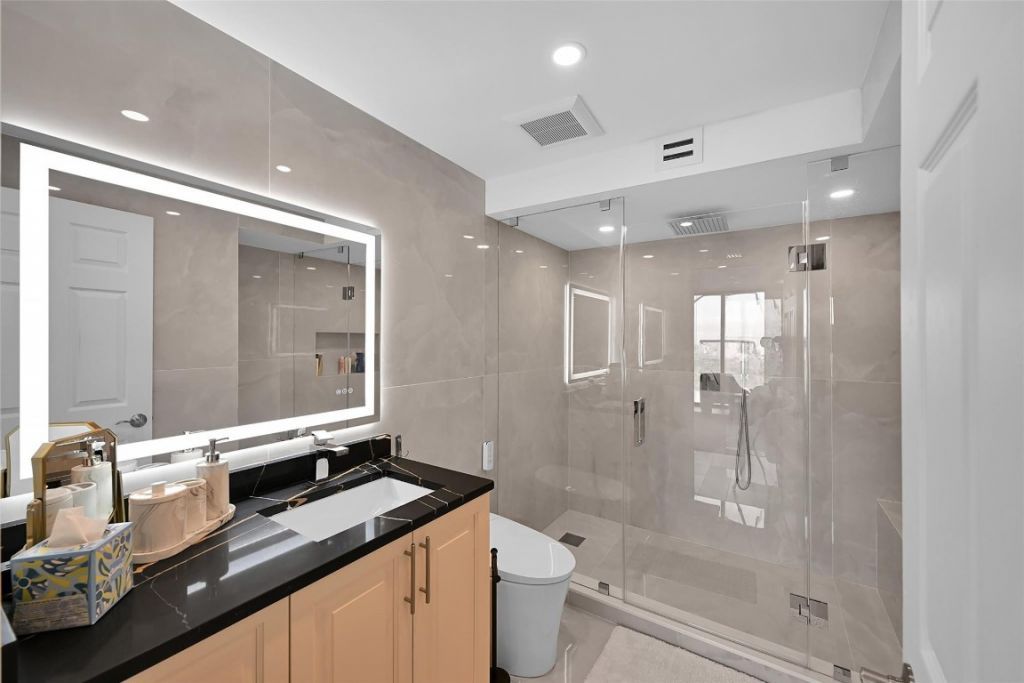 19667 Turnberry Way, Unit 20GR, Miami, FL 33180 Photo