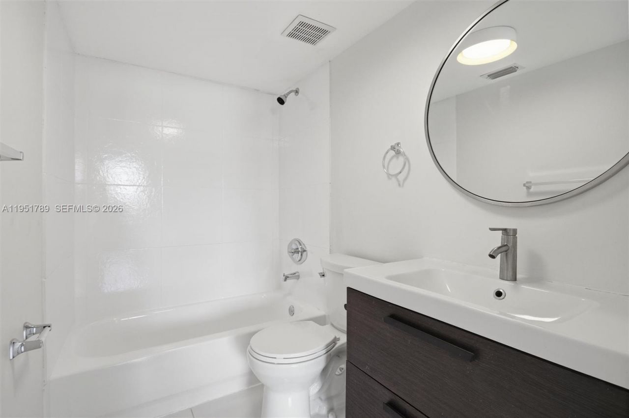 1010 NW 11th St, Unit 206, Miami, FL 33136 Photo