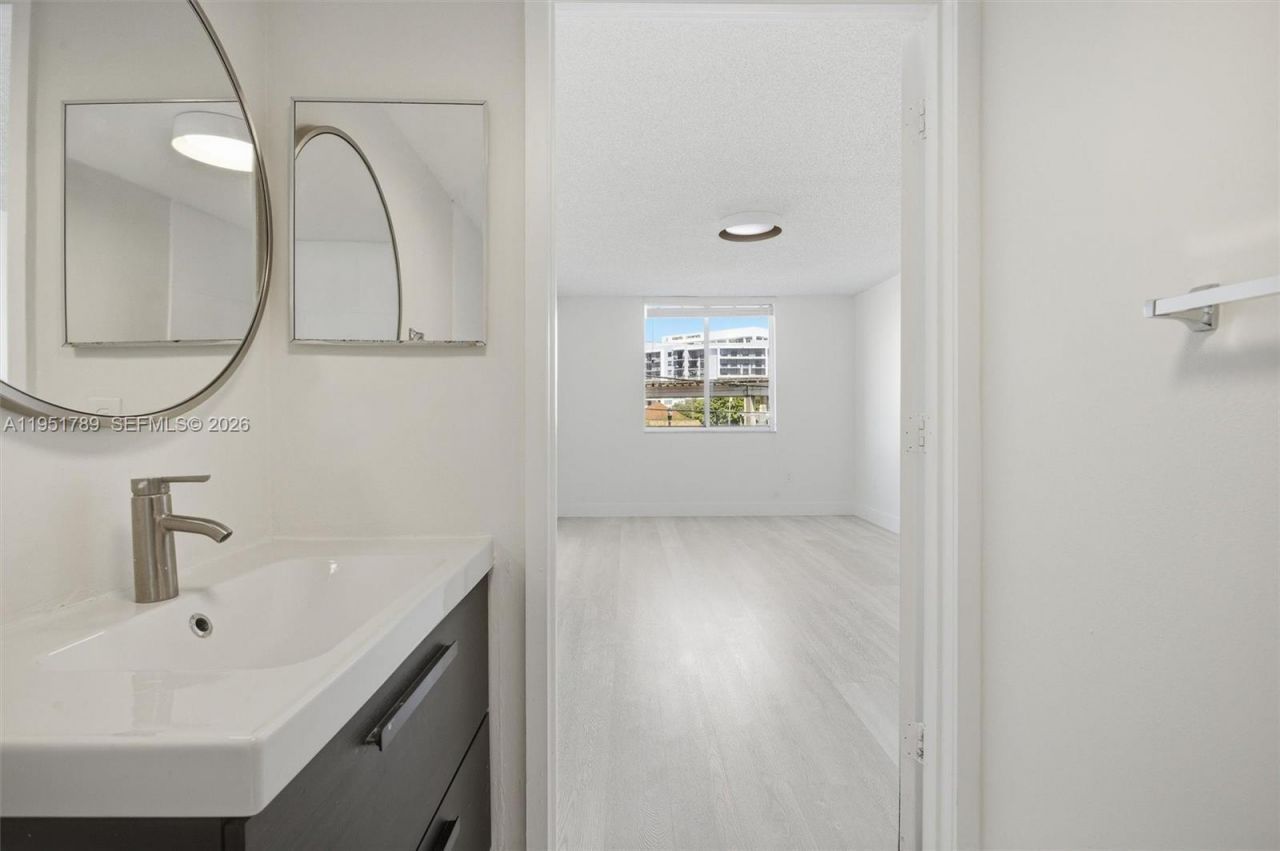 1010 NW 11th St, Unit 206, Miami, FL 33136 Photo