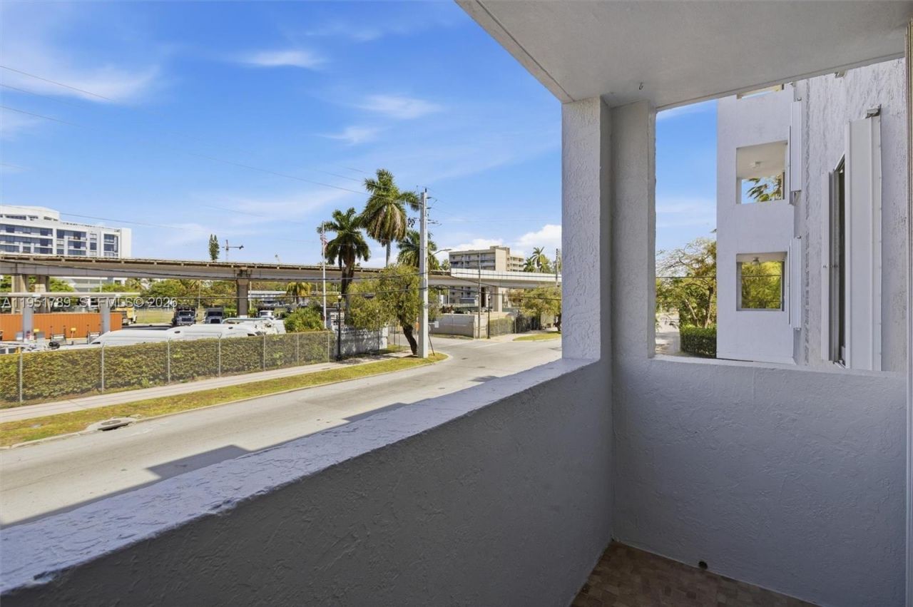 1010 NW 11th St, Unit 206, Miami, FL 33136 Photo
