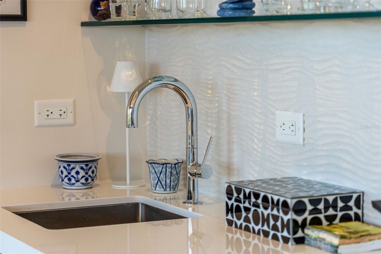 1591 Gulf Of Mexico Drive, Unit 412, Longboat Key, FL 34228 Photo