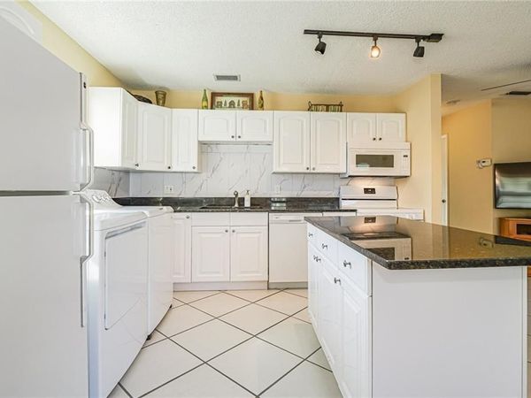 11 Vista Palm Lane, Unit 203, Vero Beach, FL 32962