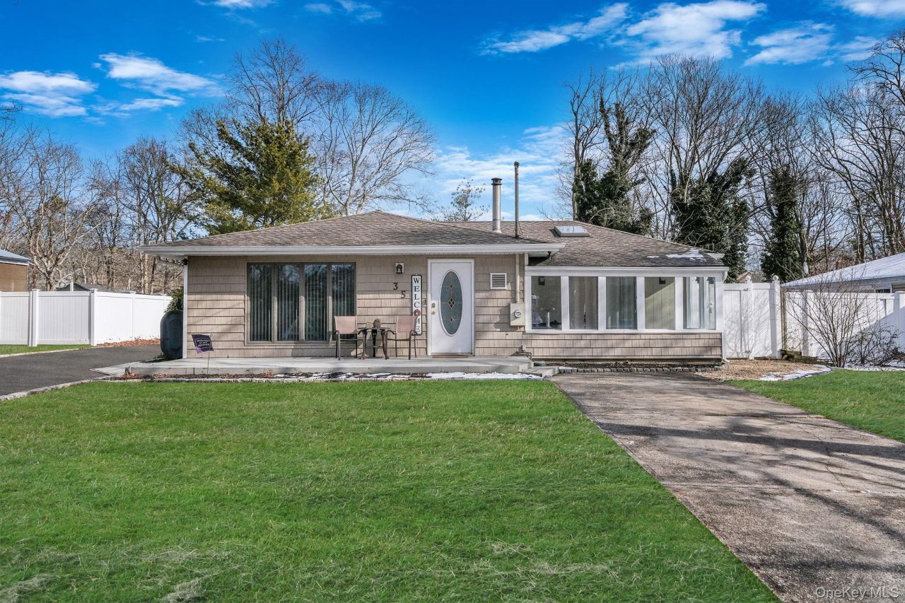 35 Strafford Street, Mastic, NY 11950 Main Photo