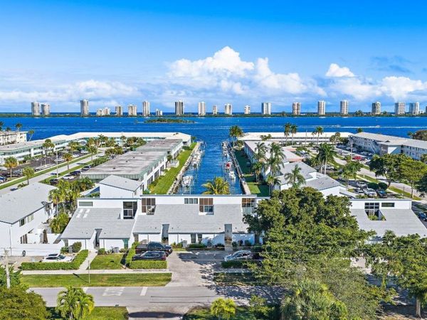 118 Castlewood Drive, Unit 123, North Palm Beach, FL 33408