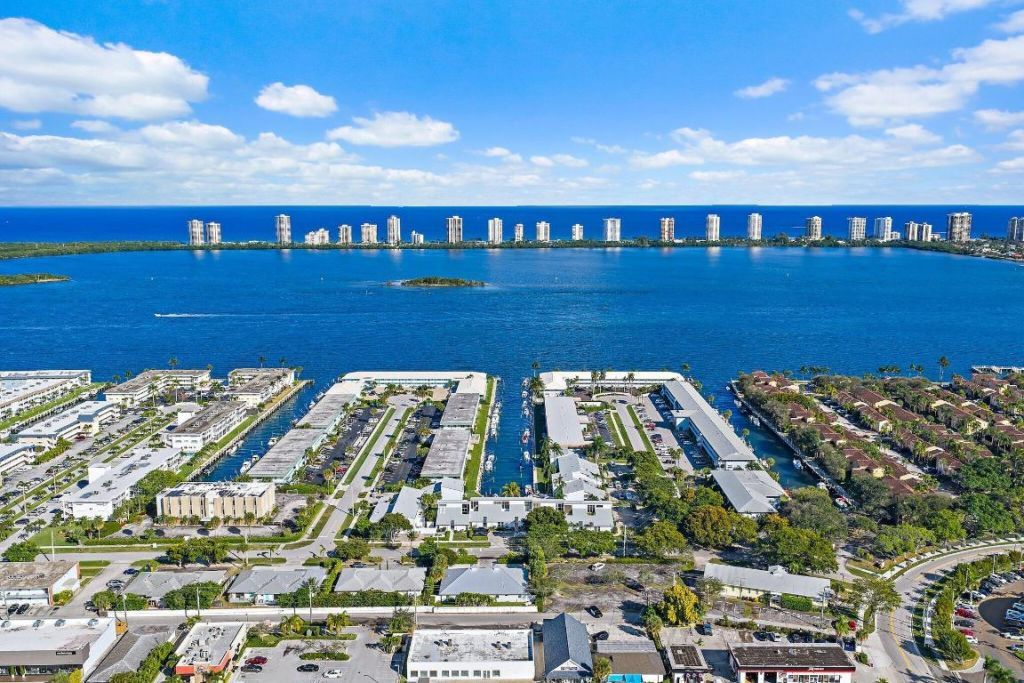 118 Castlewood Drive, Unit 123, North Palm Beach, FL 33408 Photo