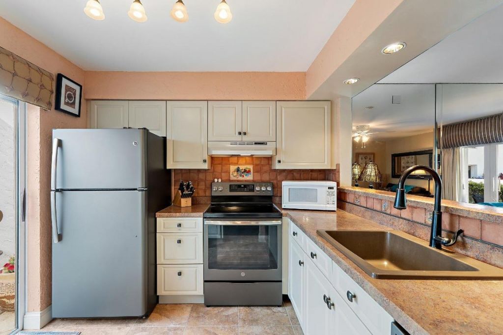 118 Castlewood Drive, Unit 123, North Palm Beach, FL 33408 Photo