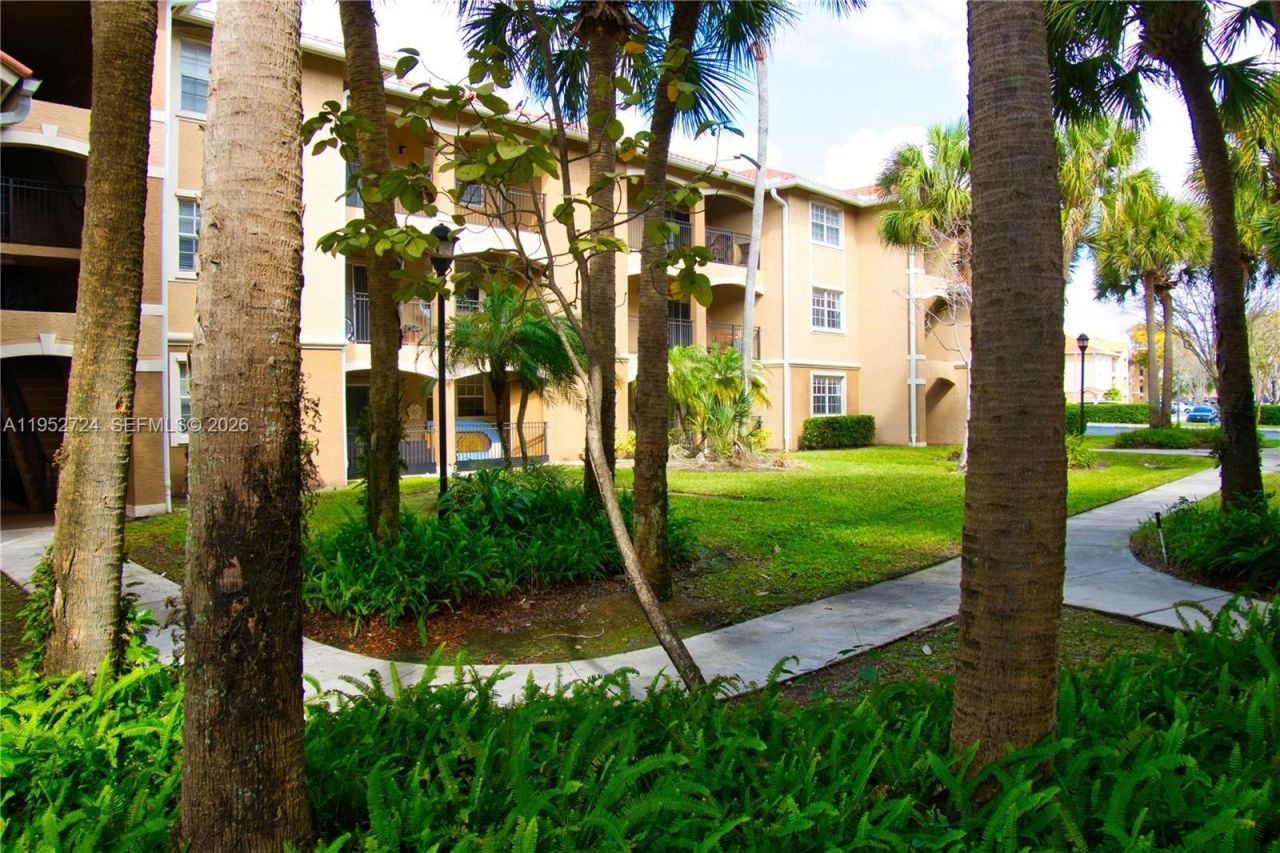 215 SW 117th Ter, Unit 14304, Pembroke Pines, FL 33025 Photo