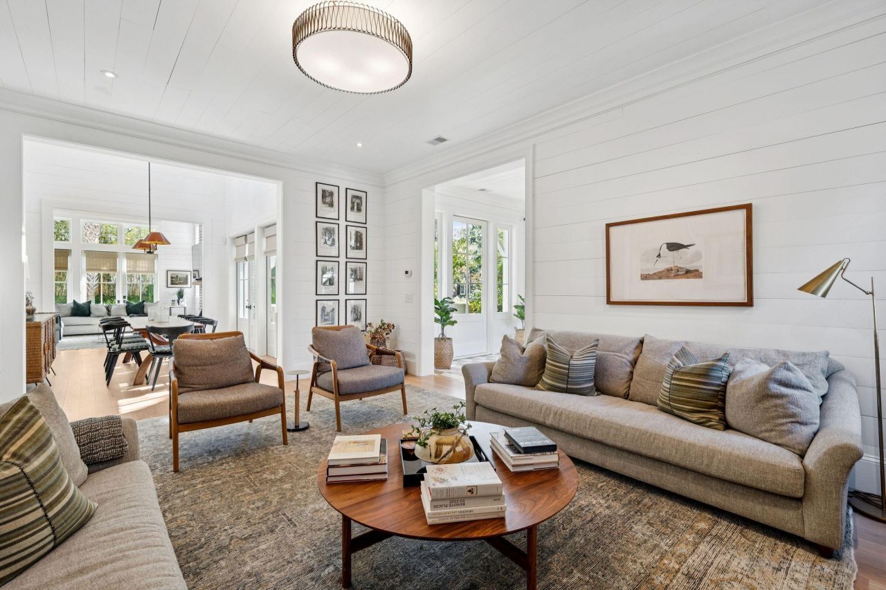 105 Friend Street Photo 10