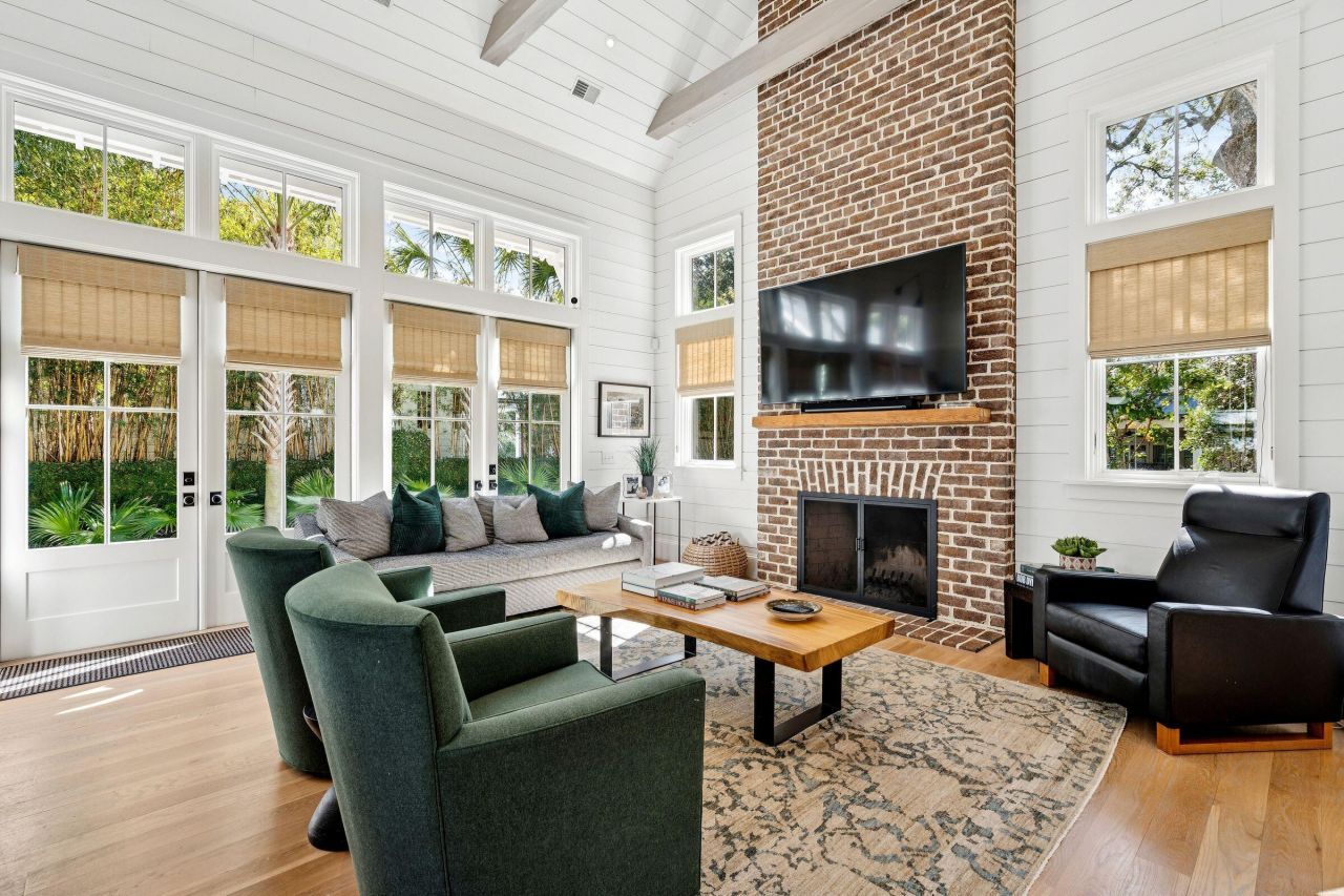 105 Friend Street Photo 14