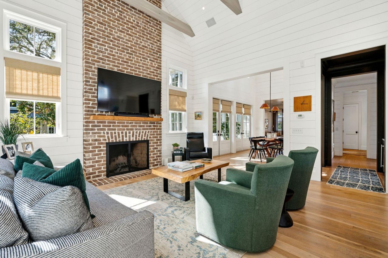 105 Friend Street Photo 15