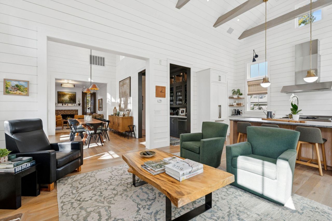 105 Friend Street Photo 16