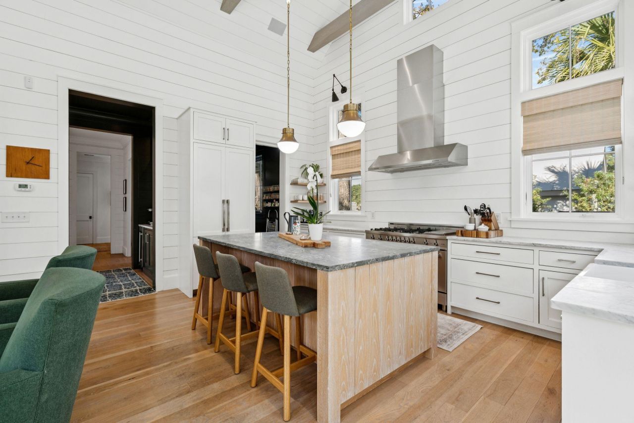 105 Friend Street Photo 17