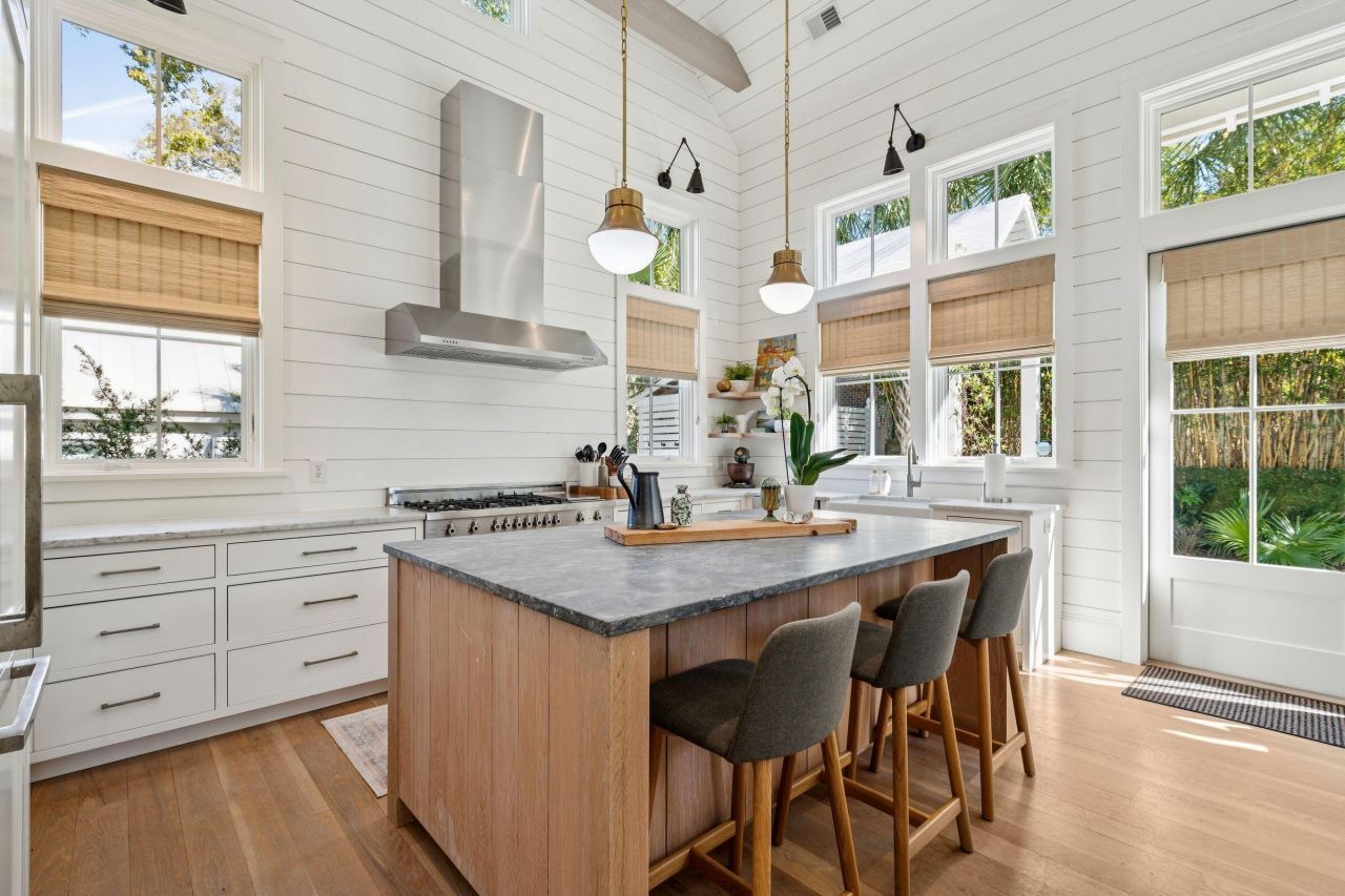 105 Friend Street Photo 18