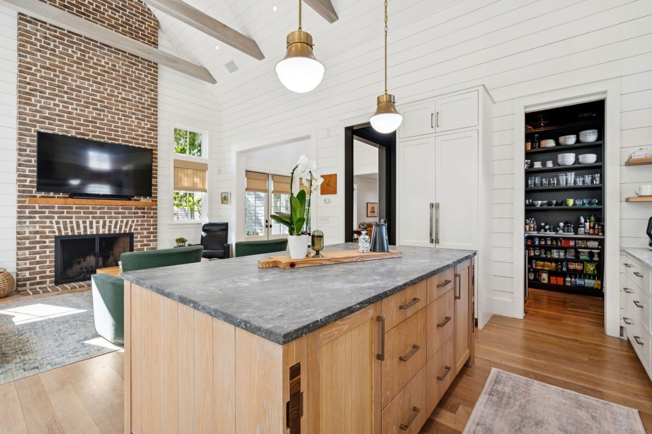 105 Friend Street Photo 20