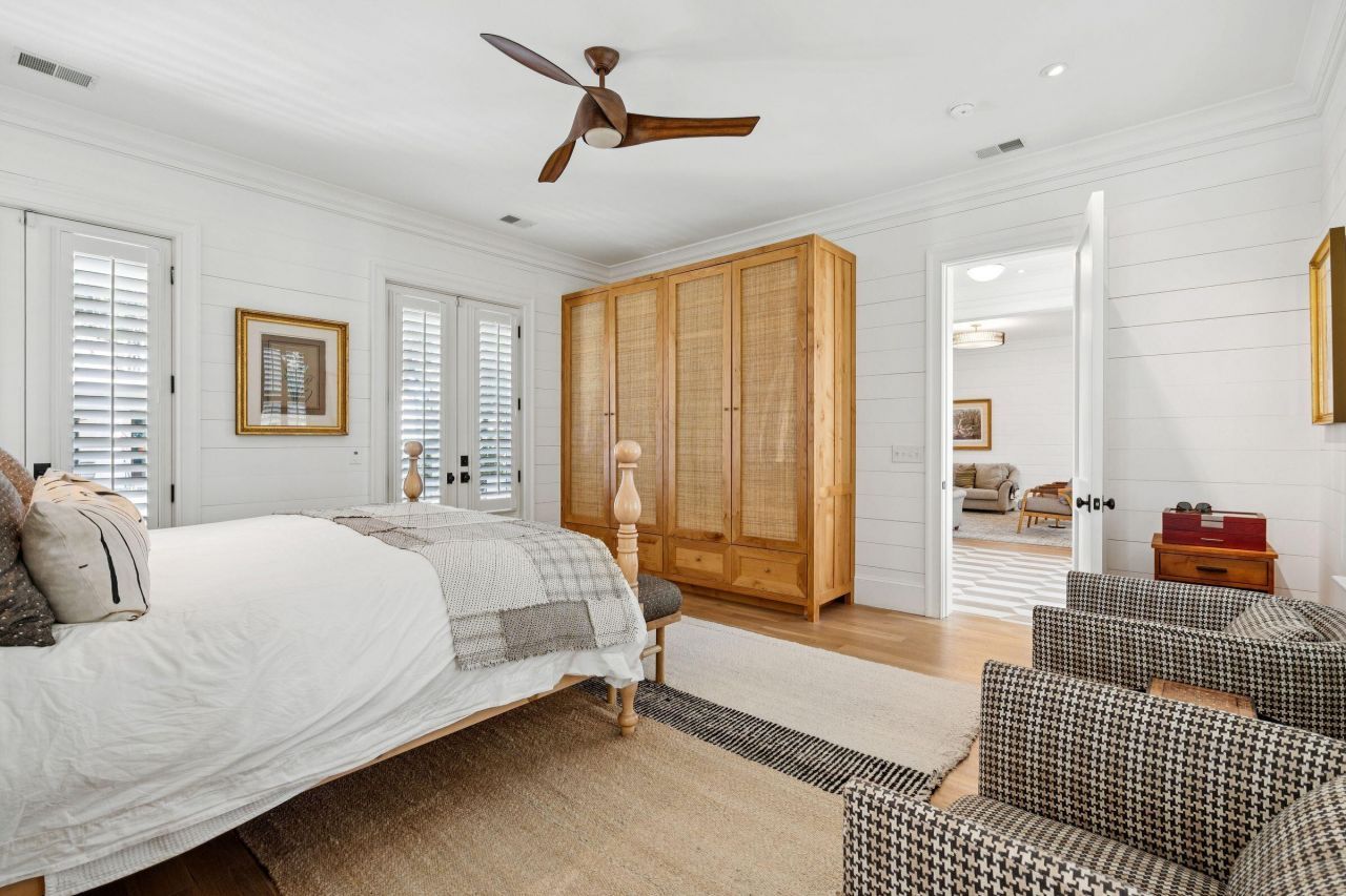 105 Friend Street Photo 24