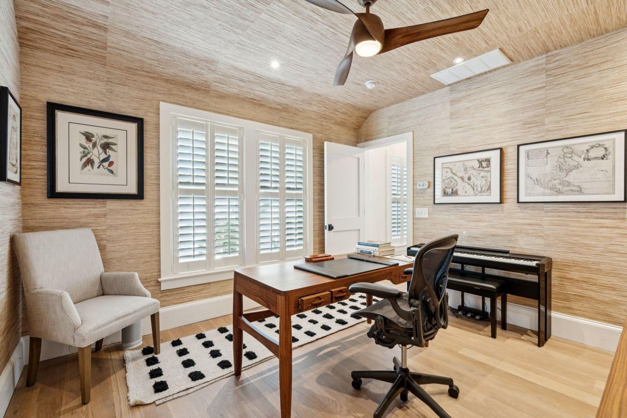 105 Friend Street Photo 31