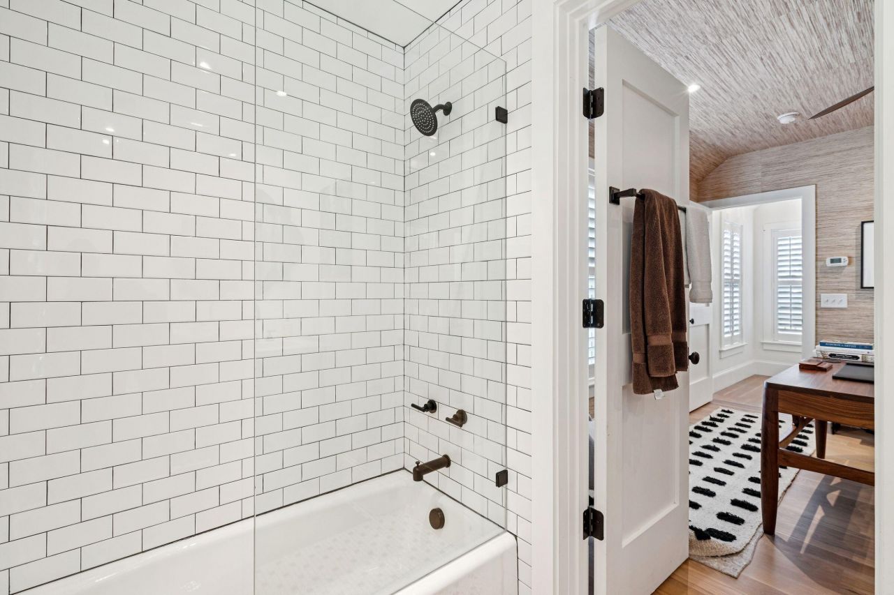 105 Friend Street Photo 33