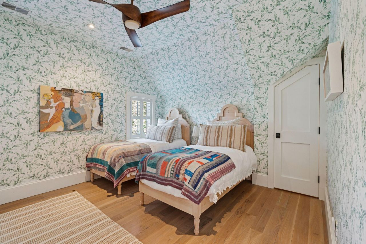 105 Friend Street Photo 35