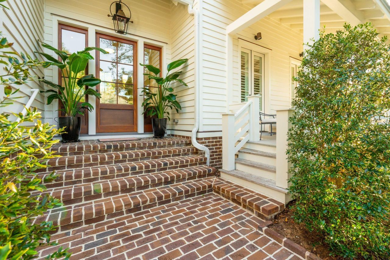 105 Friend Street Photo 4