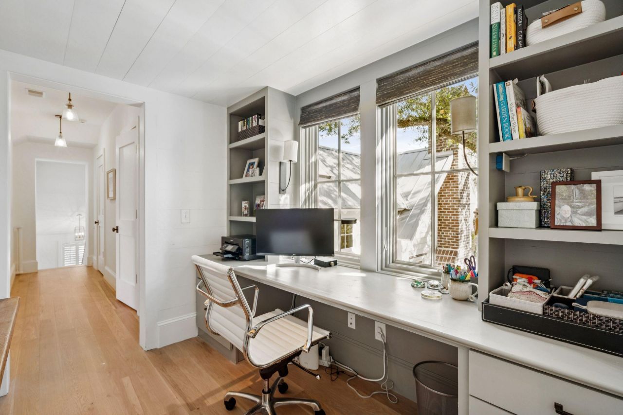 105 Friend Street Photo 40