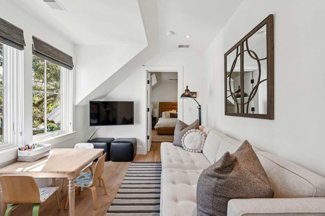 105 Friend Street Photo 41