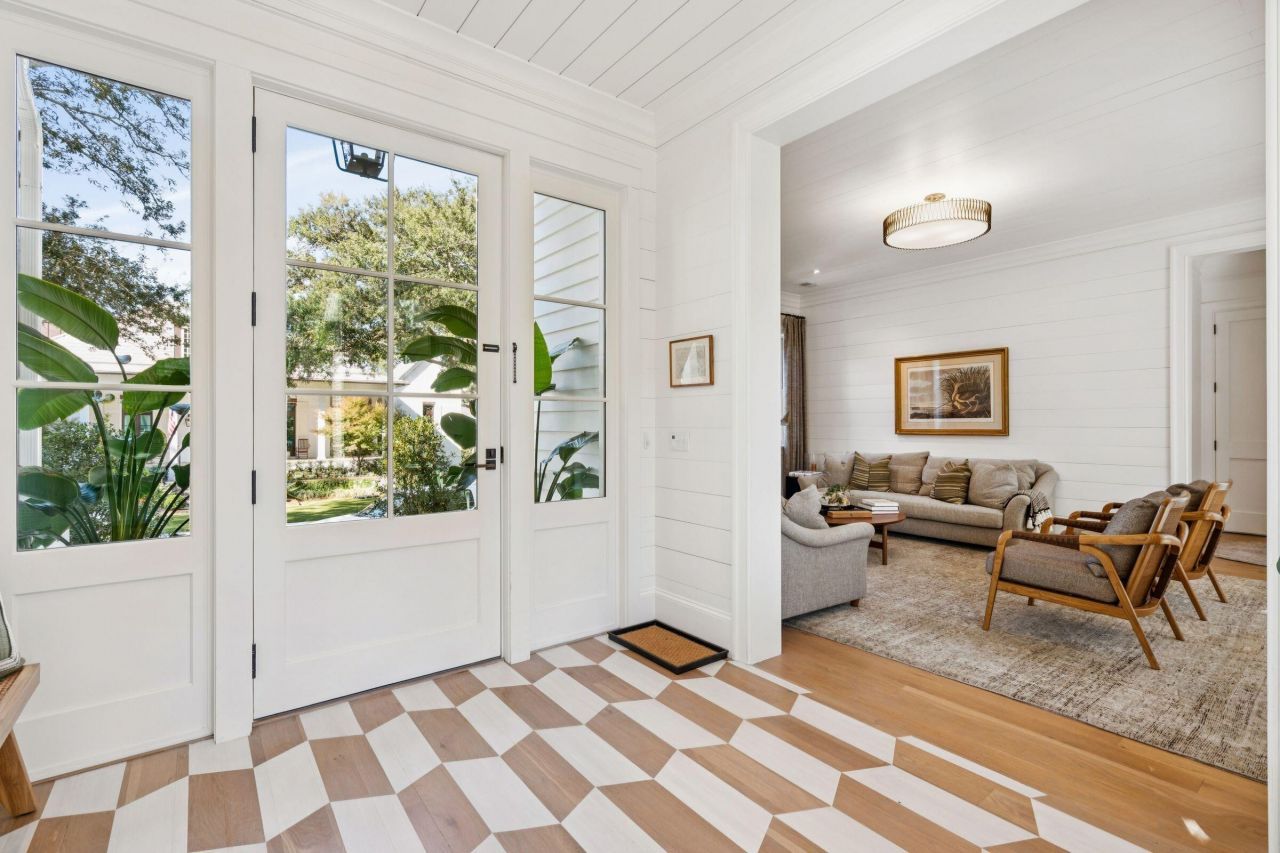 105 Friend Street Photo 6