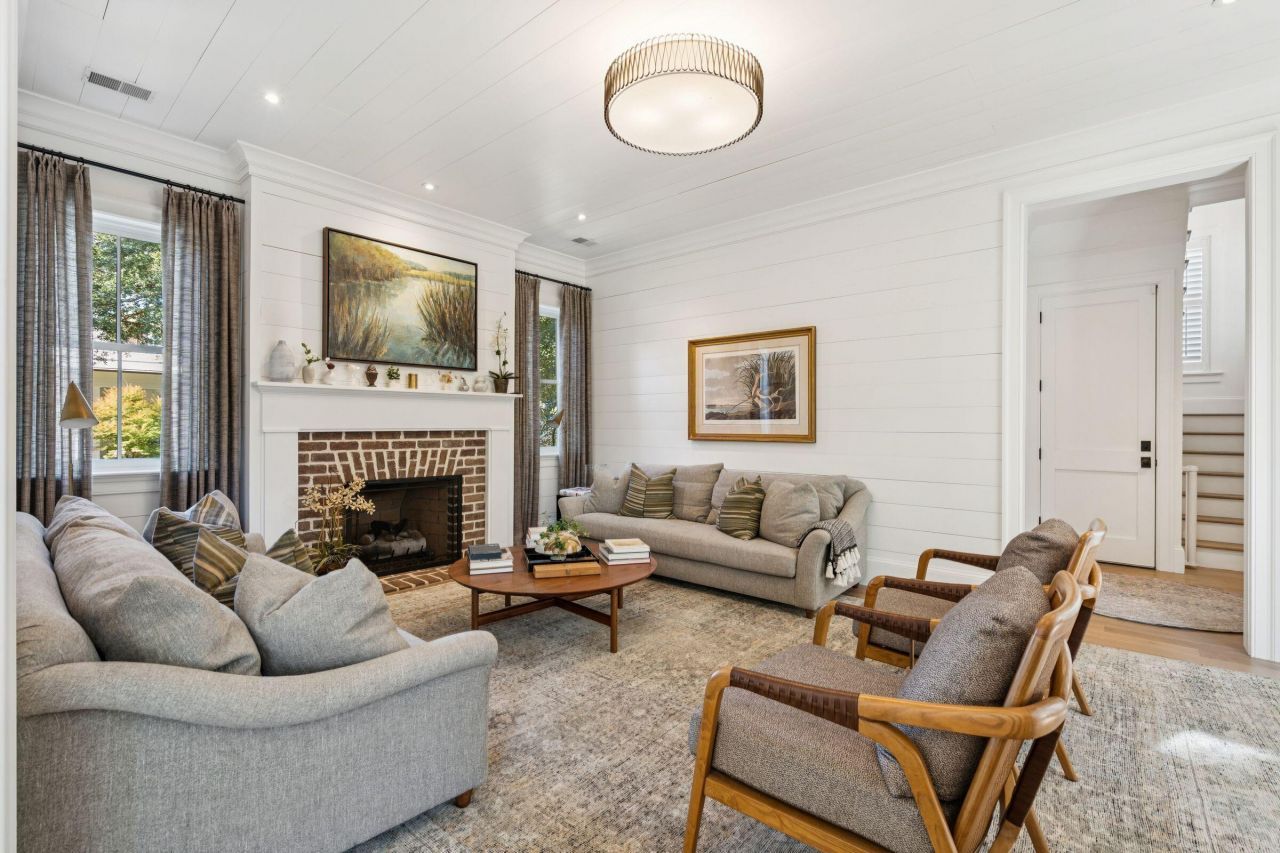 105 Friend Street Photo 7