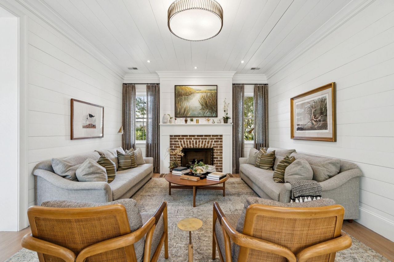 105 Friend Street Photo 8