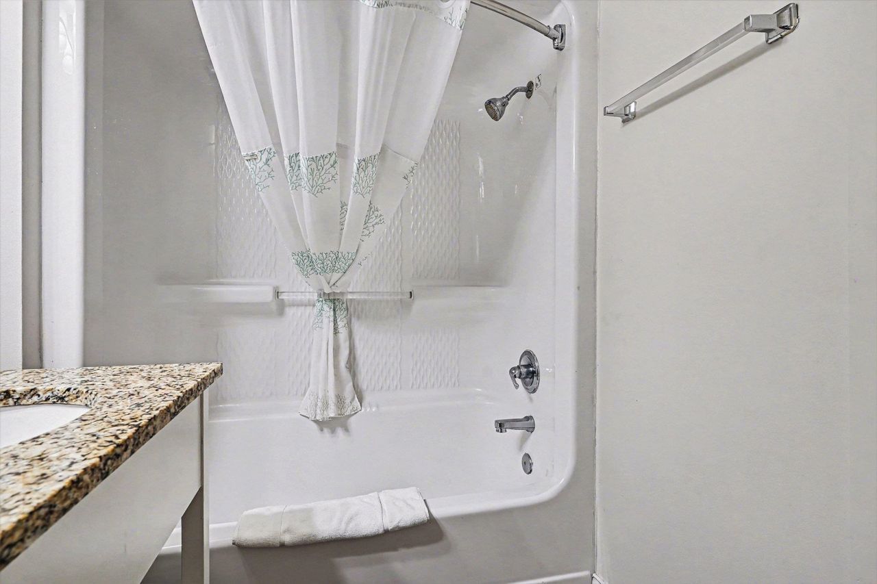 2000 N Ocean Blvd. Photo 18