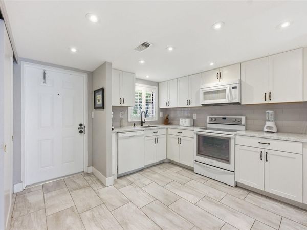 9460 Sunrise Lakes Blvd, Unit 112, Sunrise, FL 33322