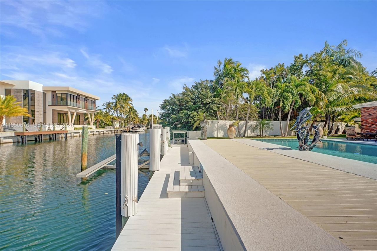 1995 N Hibiscus Dr, North Miami, FL 33181 Photo