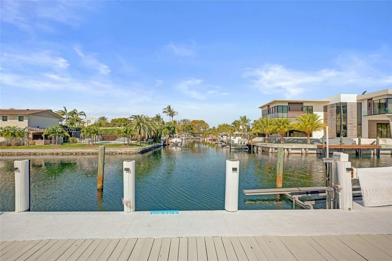 1995 N Hibiscus Dr, North Miami, FL 33181 Photo