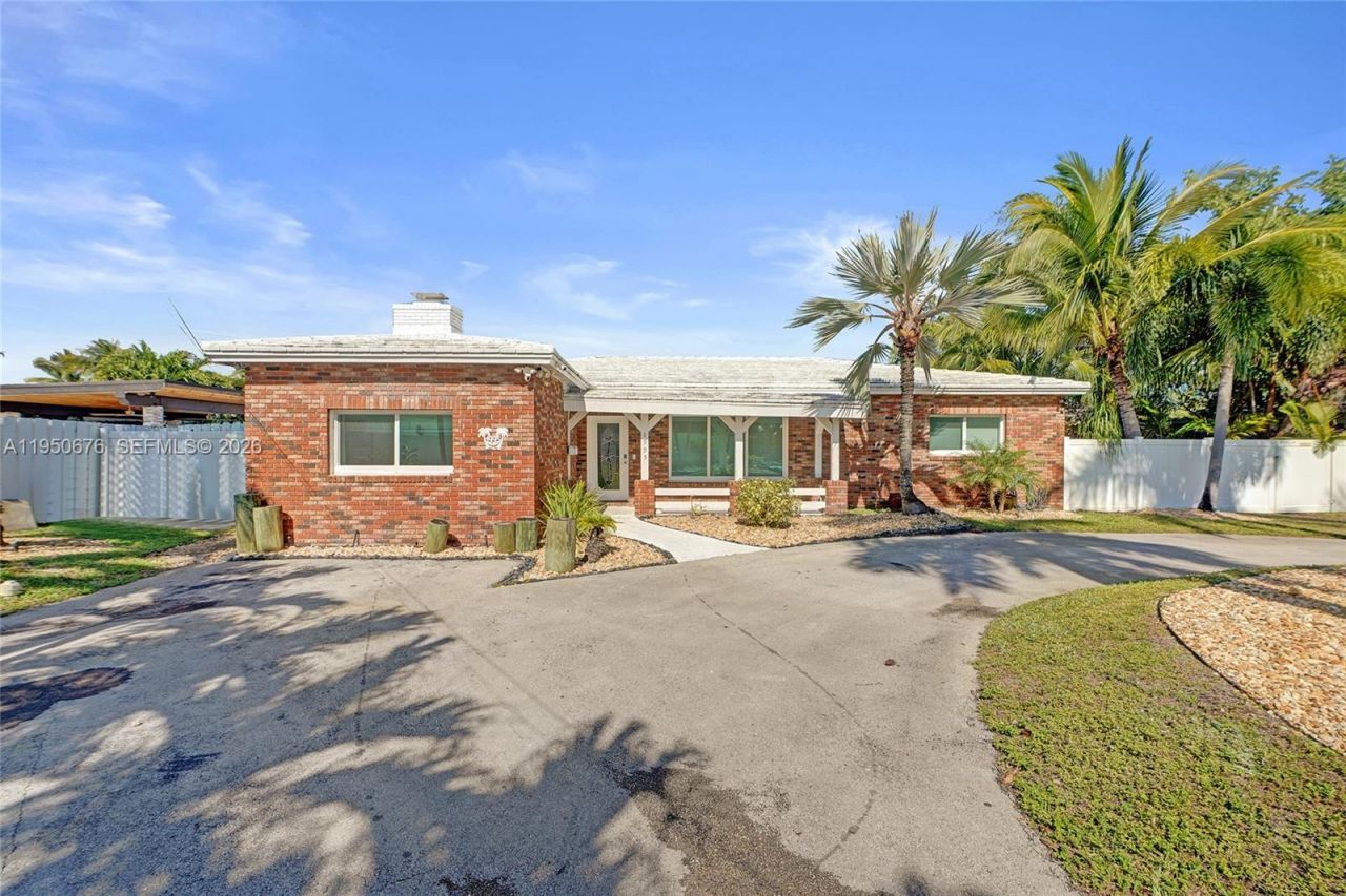 1995 N Hibiscus Dr, North Miami, FL 33181 Photo