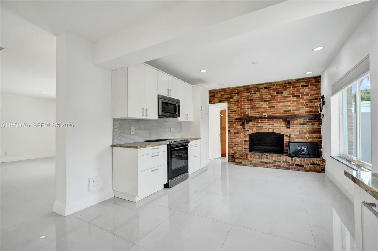 1995 N Hibiscus Dr, North Miami, FL 33181 Photo