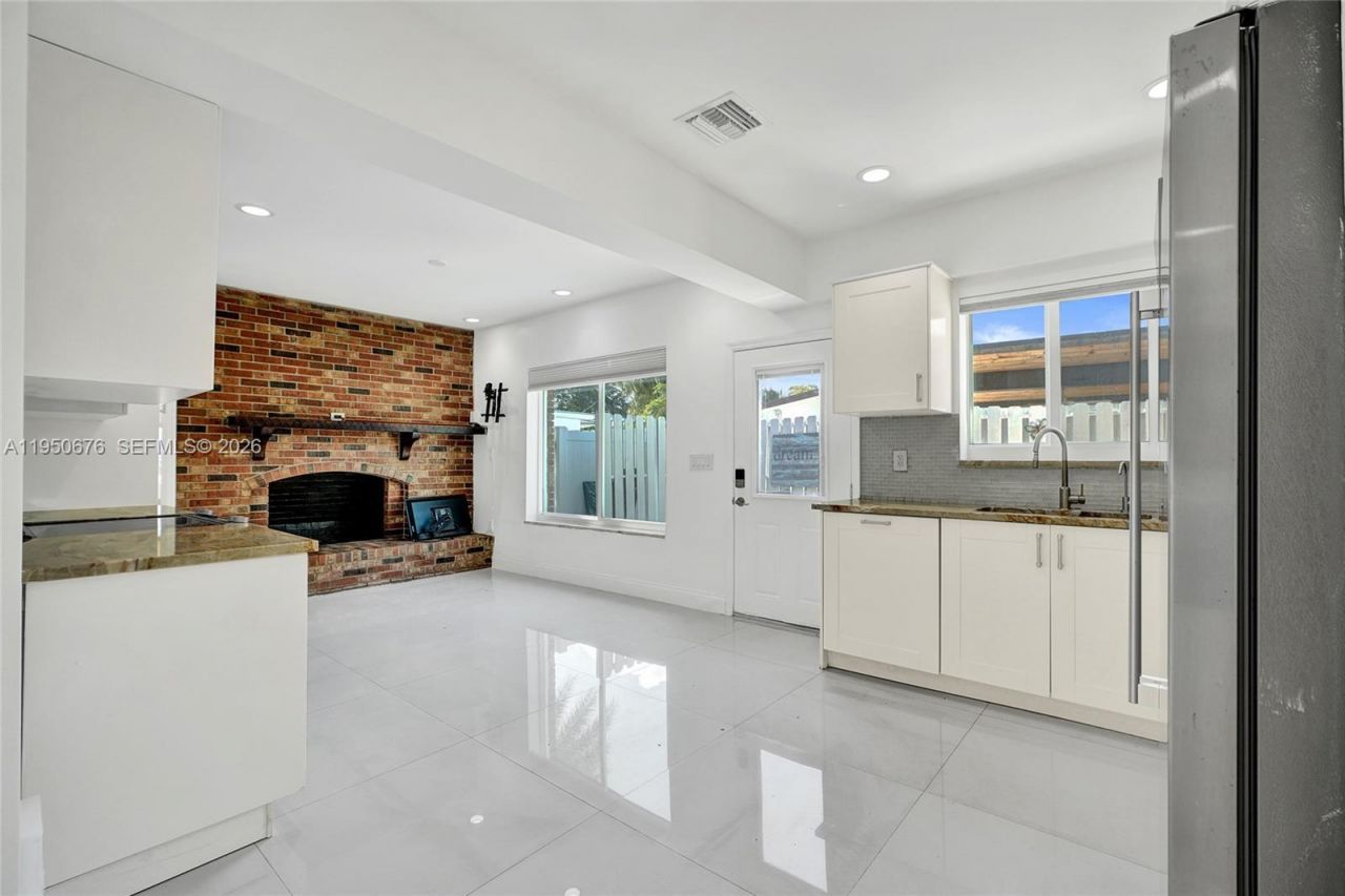 1995 N Hibiscus Dr, North Miami, FL 33181 Photo