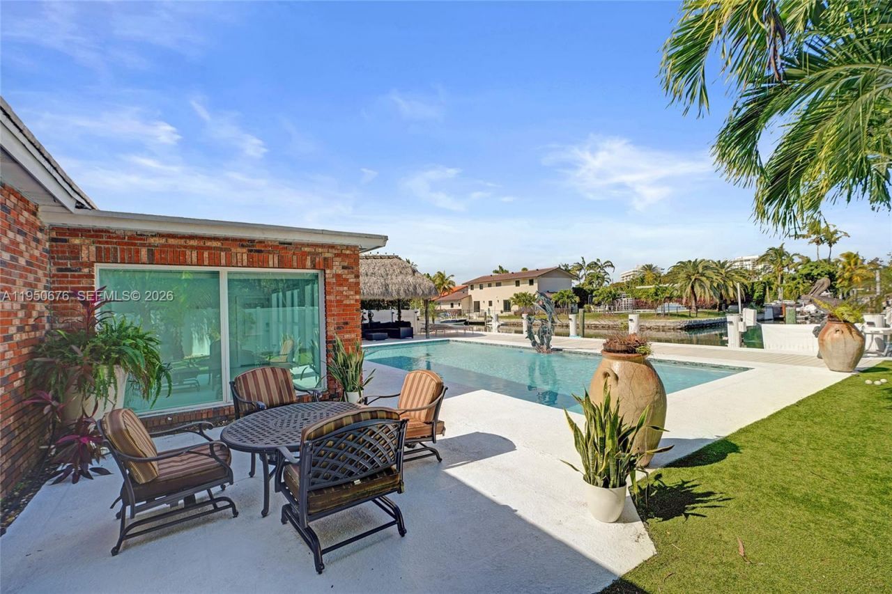 1995 N Hibiscus Dr, North Miami, FL 33181 Photo