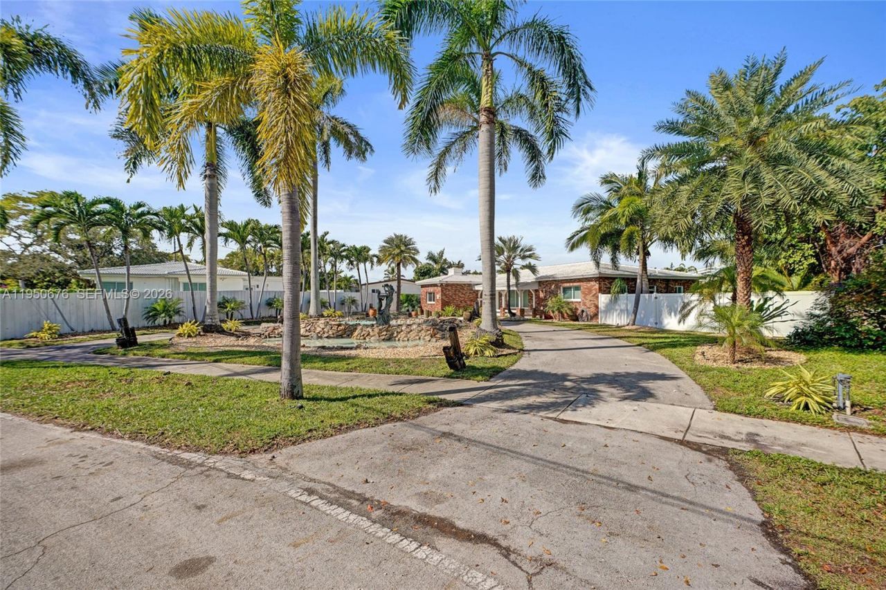 1995 N Hibiscus Dr, North Miami, FL 33181 Photo