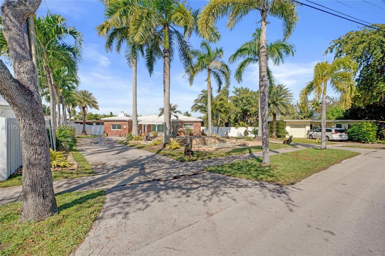 1995 N Hibiscus Dr, North Miami, FL 33181 Photo