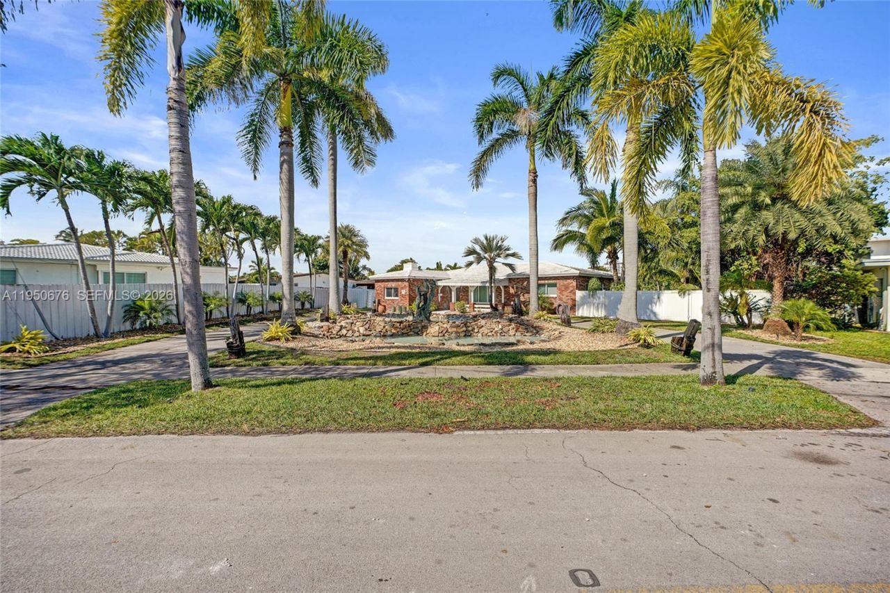 1995 N Hibiscus Dr, North Miami, FL 33181 Photo