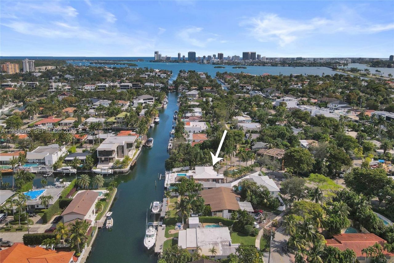 1995 N Hibiscus Dr, North Miami, FL 33181 Photo