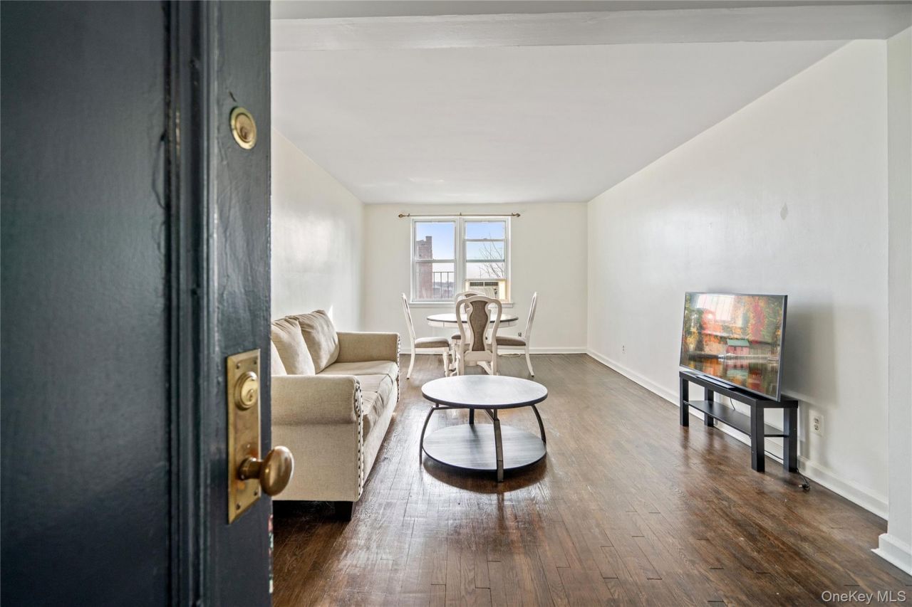 24 Mulford Place, Unit 4B, Hempstead, NY 11550 Main Photo