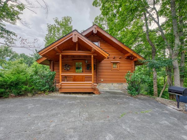 917 Pine Cone Way, Gatlinburg, TN 37738