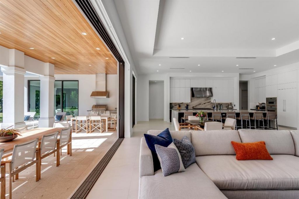 2719 Embassy Drive, West Palm Beach, FL 33401 Photo