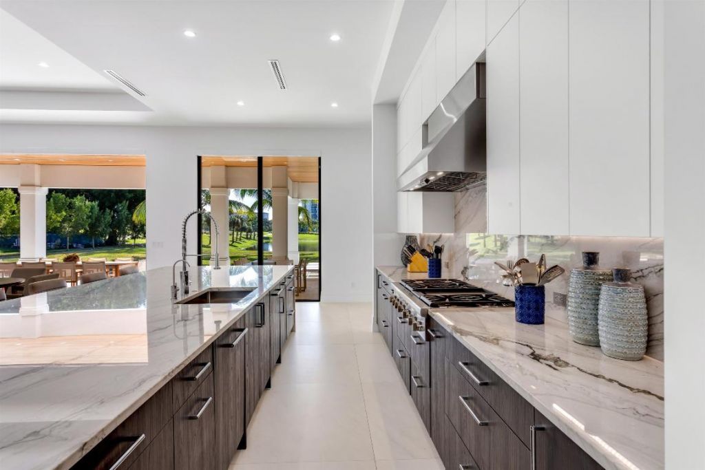 2719 Embassy Drive, West Palm Beach, FL 33401 Photo