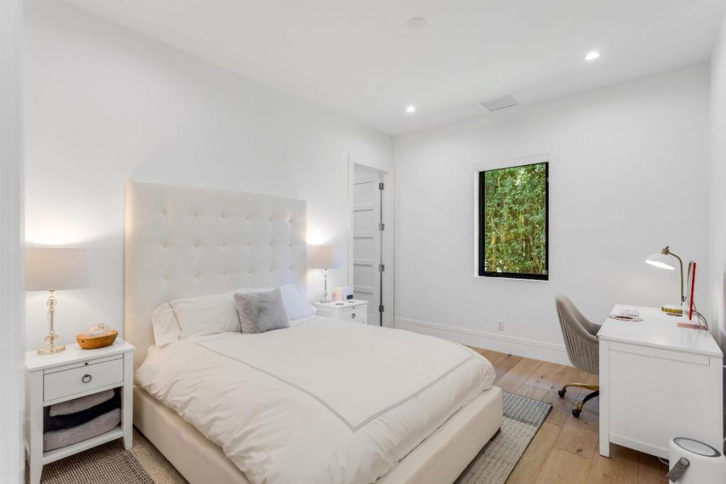 2719 Embassy Drive, West Palm Beach, FL 33401 Photo