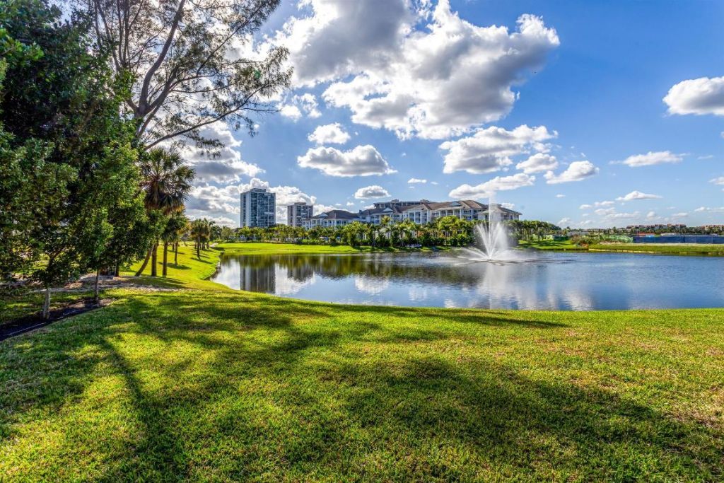 2719 Embassy Drive, West Palm Beach, FL 33401 Photo