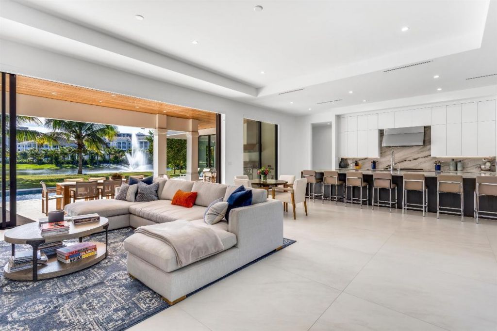 2719 Embassy Drive, West Palm Beach, FL 33401 Photo