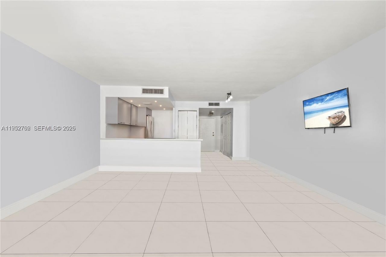 250 174th St, Unit 1410, Sunny Isles Beach, FL 33160 Photo