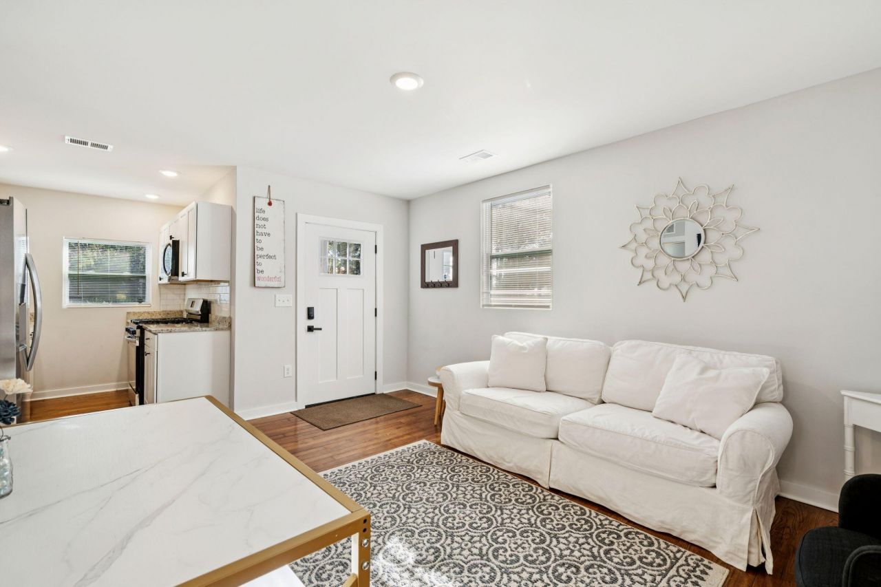 2384 Cambridge Avenue Photo 11