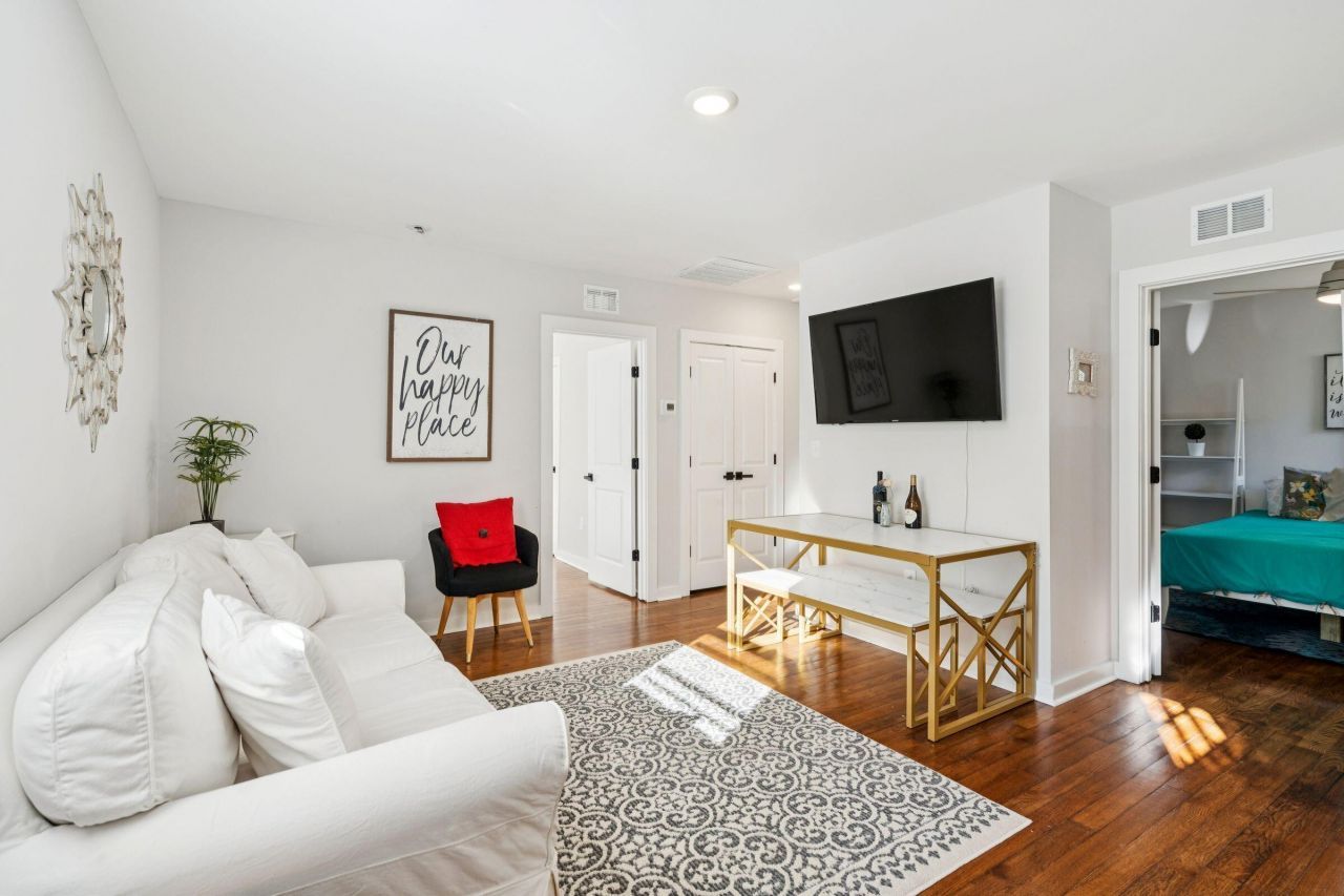 2384 Cambridge Avenue Photo 9